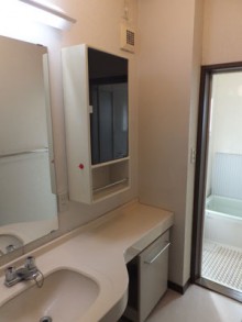 アクセントパネルがモダンなバスルームに アクセントパネルがモダンなバスルームに